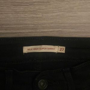 Black high-rise Levi skinny jeans size 27